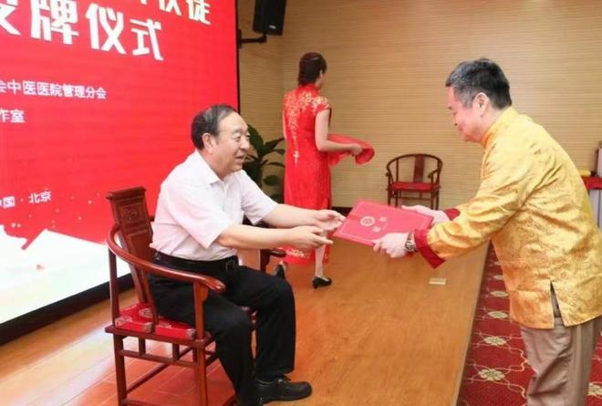 李登芳教授，男，国内第三届国医大师李佃贵的亲传弟子！